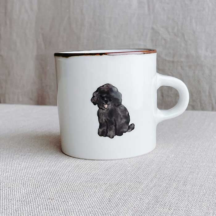 黒いトイプードルが描かれたかわいいマグカップ