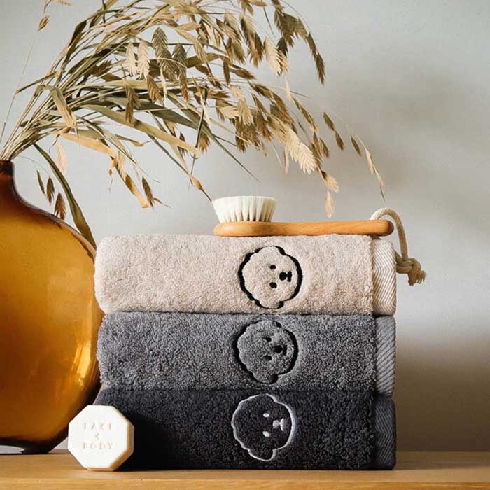 名入れできるプードル刺繍入りホテルタオル 上質な贈り物にもおすすめ